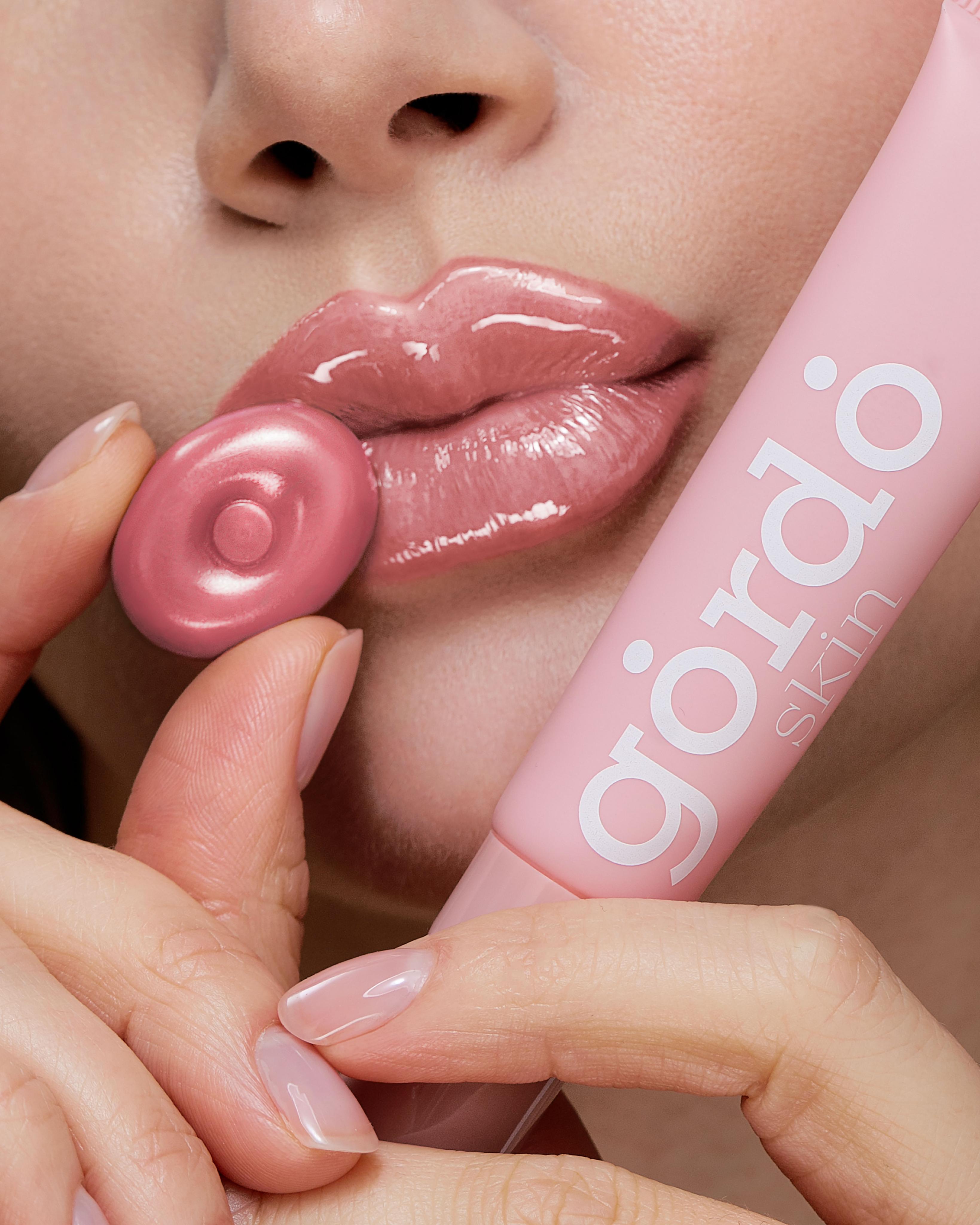 /_next/static/media/lips_with_candy.bc3afd83.jpeg